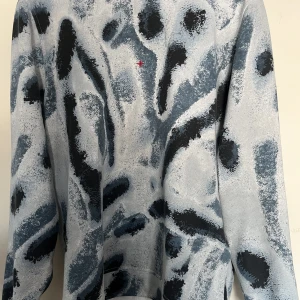 Stone island  - Säljer min stone island sweater i ganska unikt mönster. Jättebra skick, knappt använd