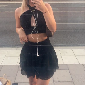 svart kjol - perfekta svarta volangkjolen💓köpt på bikbok för flera år sedan