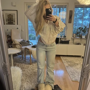 Mid waist jeans - Ett par mid waist jeans från weekday. Sparsamt använda med lite slitningar längst ner. Nypris 500 kr. 