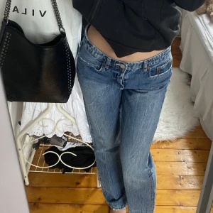 Zara mid waist jeans - Mid waist jeans🤍 Ifrån Zara🤍 Knappast använda🤍 Frakt ingår inte🤍 Jag är 170cm för referens 🤍