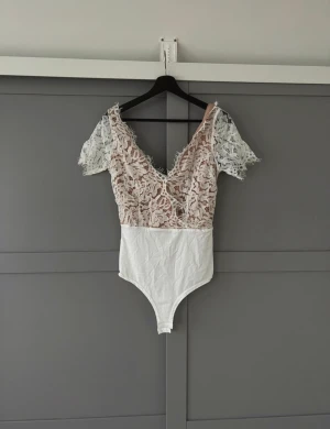 Söt body - En fin body som aldrig blivit använd. Lapp är kvar