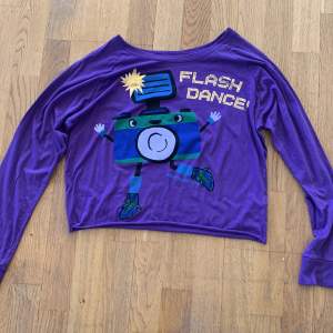 En långärmad tröja från märket David & Goliath. På motivet står det ”Flash dance”. Storlek M :)