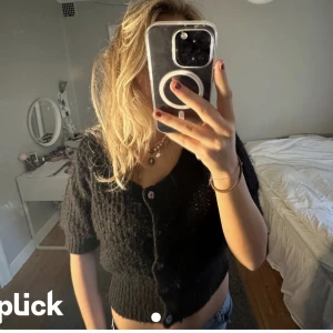 Kortärmad kofta - Kortärmad stickad kofta från Lindex! Första två bilderna är lånade men det är exakt samma! Hör av er för mer info💗 Skick: 8/10 Nypris:450 