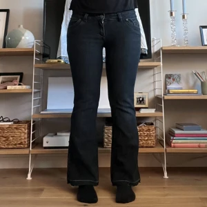 Svarta lågmidjade jeans - Ett par jättesnygga svarta vintage jeans med låg midja från Jane norman. Säljer då dom inte kommer till användning💞Kontakta gärna vid intresse!