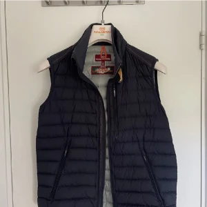 Parajumper väst - Parajumper väst i storlek S, den är i ok skick, finns ett litet Jack som inte syns så mycket 