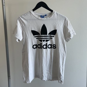 Adidas T-shirt  - Adidas T-shirt i strl S men skulle säga att den är S/M😊 