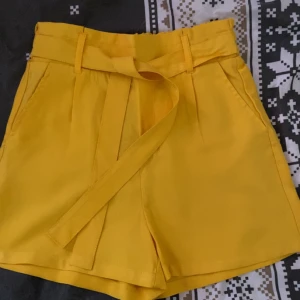 Gul Skjort  - Oanvänd med prislapp på! 