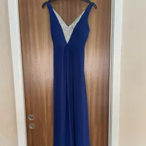 En mörkblå långklänning köpt från Bubbleroom, märket Sisters Point. Endast använd en kväll, i mycket fint skick! Passar perfekt till balen, bröllop och liknande. Har en fin detalj med stenar. Storlek XS. Köpt för 900 kr säljs för 550 kr. 