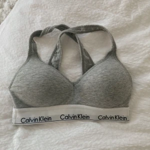 Calvin Klein bh - Ljusgrå, superskön bh från Calvin Klein. I princip aldrig använd så skicket är väldigt bra. Stl XS 🤍
