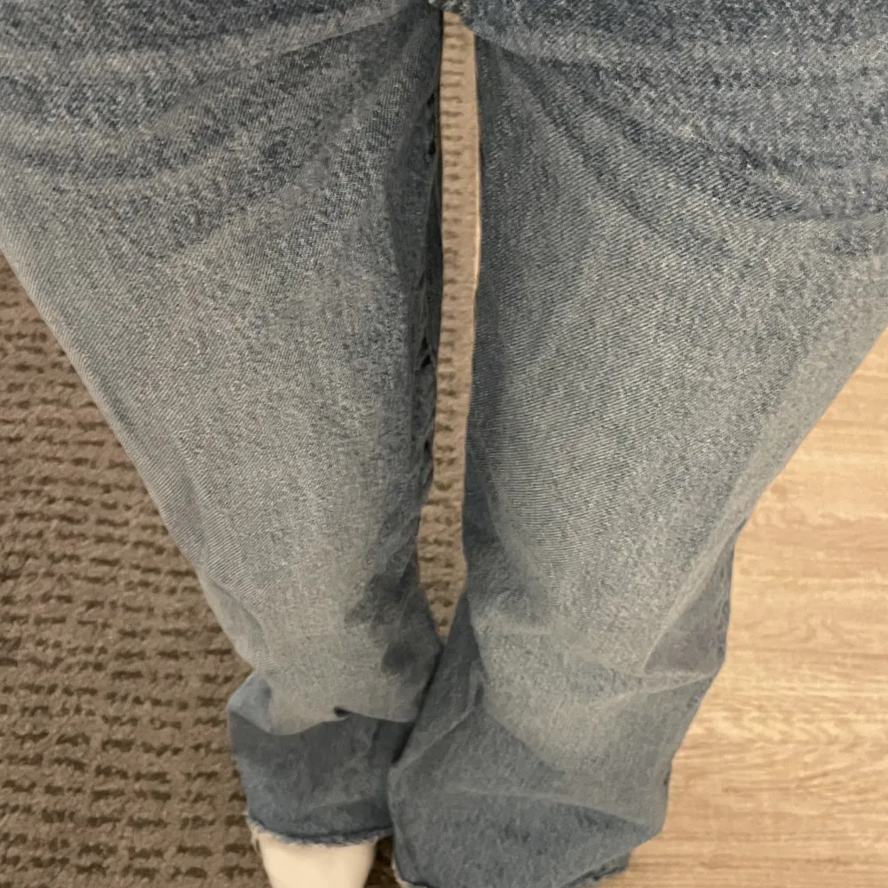 Jättefina jeans från Lager 157. Byxorna är i storlek M, jag har sytt upp dem en bit i benen så dem passar någon som är ungefär 165 cm lång.. Jeans & Byxor.