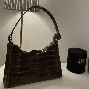 Sååå fin brun väska. Använder tyvärr aldrig av någon anledning?! Jättefint mönster.