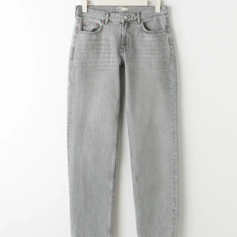 Säljer dessa skit snygga low waid straight jeansen från Gina. Köpt för 500 men säljer för 250 kan diskutera priset❤️. Jätte bra skick och är i storlek 34 köpte dom i slutet på september 2022❤️. Jeans & Byxor.