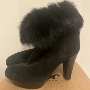 klackar - Klackskor med svart päls. 