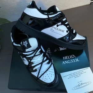 OVD ”888” DUNKS - Limiterade skor från @whathappendtogod köpta för 222$, storlek 45 ”ALDRIG ANVÄNDA” om ni vill ha mer info så skriv!