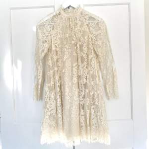 Lägger upp igen då jag trasslade till förra annonsen🙃 En äggskals vit spetsklänning från HMs Conscious Exclusive collection från 2014. Köpt second hand men i fint skick Säljs pågrund av att klänningen är för kort för mig som är 174