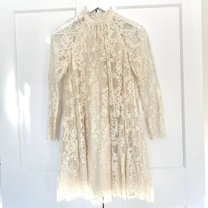 Spetsklänning  - Lägger upp igen då jag trasslade till förra annonsen🙃 En äggskals vit spetsklänning från HMs Conscious Exclusive collection från 2014. Köpt second hand men i fint skick Säljs pågrund av att klänningen är för kort för mig som är 174