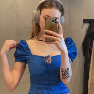 Sommar/ festtopp - Snygg topp som passar både till sommaren eller till fest! Inköpt på h&m men inte kommit till användning… Xs men passar mig som brukar ha S