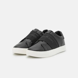 calvin klein sneakers - fina sneakers från calvin klein. bara använda enstaka gånger då mina fötter inte trivs i dem. storlek 36 men passar även 37😁nypris 1200
