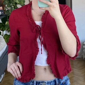 Röd topp - Röd topp i linnematerial, bra skick