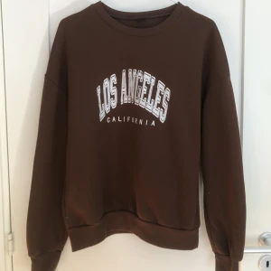 Sweatshirt - Säljer denna supersnygga lite oversized tröjan med tryck!🫶🏼Kom privat för frågor eller bilder❤️