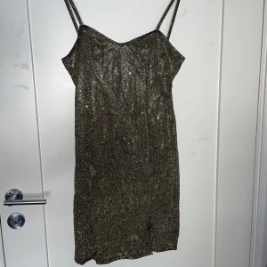 Glittrig klänning - Glittrig klänning från NellyOne. I nyskick med prislapp kvar. Den skimrar i grönt och lila💚💜 Perfekt till en somrig utekväll eller varför inte dressa upp den till nyår??