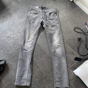 Replay jeans i skick 9/10, nästan aldrig använda då dom var för små på mig Ny pris 1,599kr  Mitt pris 500!