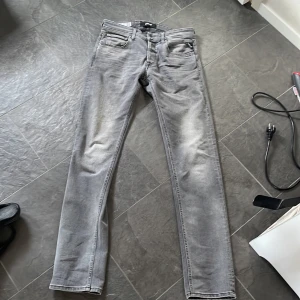 Replay jeans  - Replay jeans i skick 9/10, nästan aldrig använda då dom var för små på mig Ny pris 1,599kr  Mitt pris 500!