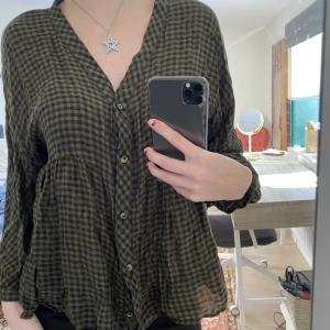 Blus - Så fin grön blus som verkligen sitter så fint🤩 den har ett litet hål precis i dömmer på ryggen men detta märks verkligen inte alls då den just sitter vid sömmen!❤️