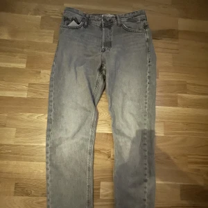 Jack & Jones  - Säljer mina Jack & Jones byxor eftersom dom har blivit för små, cond 9/10 priset är inte spikat ( nypris 599kr mitt pris 300kr )