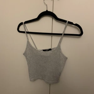 Linne - Grått kort ribbat linne från bikbok storlek S