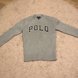 Polo Ralph Lauren grå kofta - Säljer nu min stickade polotröja  storlek. 14-16 som motsvarar ungefär storlek 158/164  