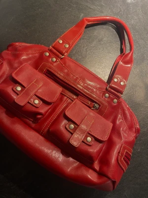 Vintage väska - Jag säkjer min fina vintage väska som jag köpte på en secondhand bitik i London. Väskan kom inte till användning så säljer den nu till någon annan som är intresserad❤️Väskan har flera olika fack på utsidan, skriv för föer bilder❤️