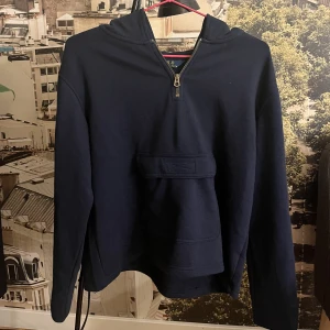 Tröja  - Hoodie från Ralph Lauren. Liten dragkedja och ficka därframme medan loggan är skriven i rätt på baksidan. Där är även en luva och tre små stjärnor vid ena ärmen. Säljer då den inte kommer till användning.
