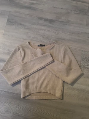 En topp  - Det är en fin topp man kan använda på sommaren eller hösten. Den e skön och har fin. 