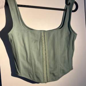 En ny bikbok top/ corset i grön i storlek S (passar M)