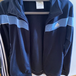 adidas zip up - jättefin zip up från adidas 💞