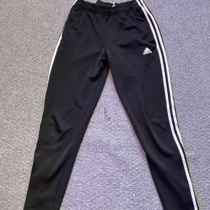 Adidas byxor - Adidas byxor knappt använda