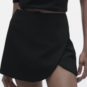 Shorts - Snygga shorts från zara, fint skick men jag beställde försmå.. Skriv för fler privata bilder ❤️(ord. Pris 300)