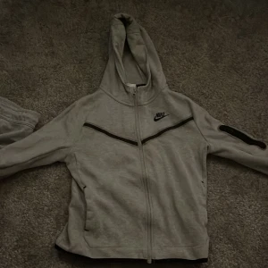 Nike tech fleece  - Säljer Nike tech fleece grå tröja bra skicka inga skador 