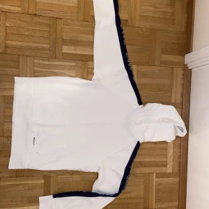 Gant tröja  - Säljer denna gant tröja, den är i storlek Medium och är i väldigt fint skick. Om ni har frågor eller vill ha fler bilder så är det bara att skriva 