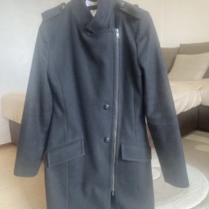 En kort kappa - En kort kappa med två fickor 