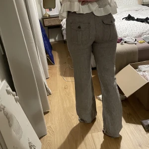 byxor - jättefina byxor med trendiga fickor från S.Oliver, för långa för mig som är 165, passar nog på 170-175! står på tå i andra bilden