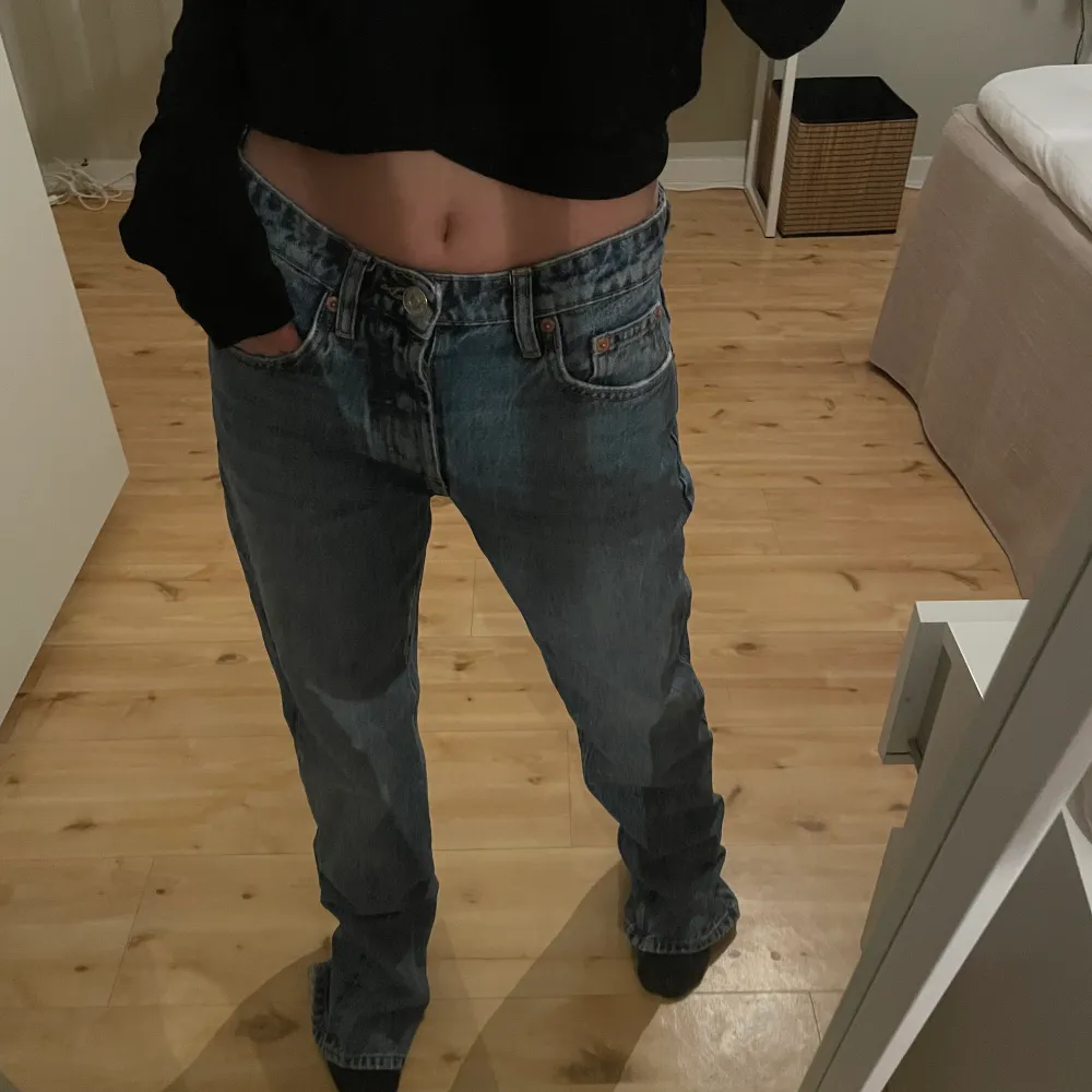 Skit snygga jeans från zara i midwaist som jag inte får använding för längre. Skit snygg färg som går att matcha till allt. 400 + frakt . Jeans & Byxor.