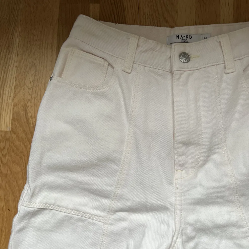 Supersnygga vita/ beiga jeans från NA-KD i superbra skick. Endast använt ett fåtal gånger. Säljer endast då jag har likadana. . Jeans & Byxor.