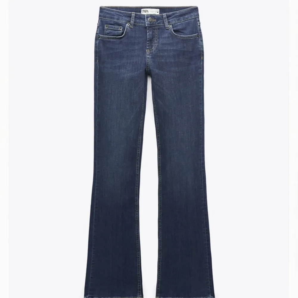 Säljer dessa populära jeans från zara. Bara använda typ 3 gånger så dem är i nyskick❤️. Jeans & Byxor.