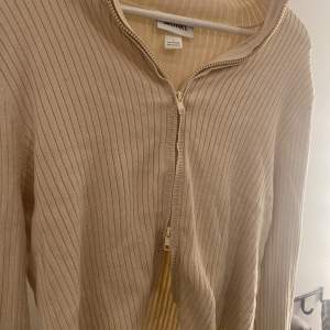 Långärmad zip up tröja från Monki! Storlek L. Två dragkedjor som kan dras uppochner. Sparsamt använd så mycket bra skick