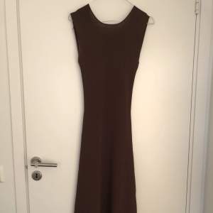 En fin brun klänning med öppen rygg🤎