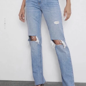 Blå jeans med hål  - Så fina blåa zara jeans med hål på knäna perfekta nu till våren! Hör av er vid fler bilder eller frågor!🫶🫶