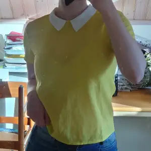 Gullig gul tröja med insydd vit krage som jag knappt har använt🌼 storlek s💕