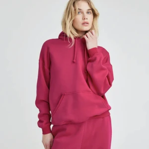 Bikbok hoodie  - Bikbok hoodie i färgen Hallon. Helt oanvänd då jag beställde fel storlek och sedan glömde att skicka tillbaka den. 